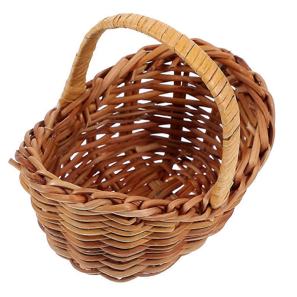 Le **Mini Panier en Rotin / Petit Panier en Osier** est un objet décoratif polyvalent et charmant qui peut être utilisé dans une variété de contextes. Voici un
