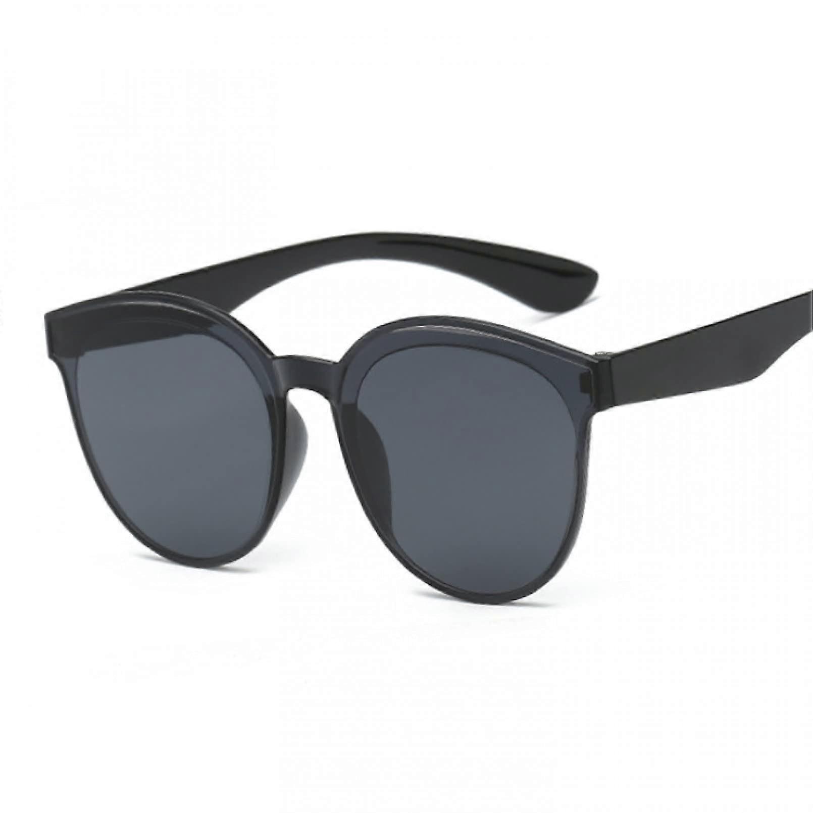 Cat Eye Sunglasses for Women Retro Vintage Style Small Black and White Triangular Frame UV400 Protection Round Model