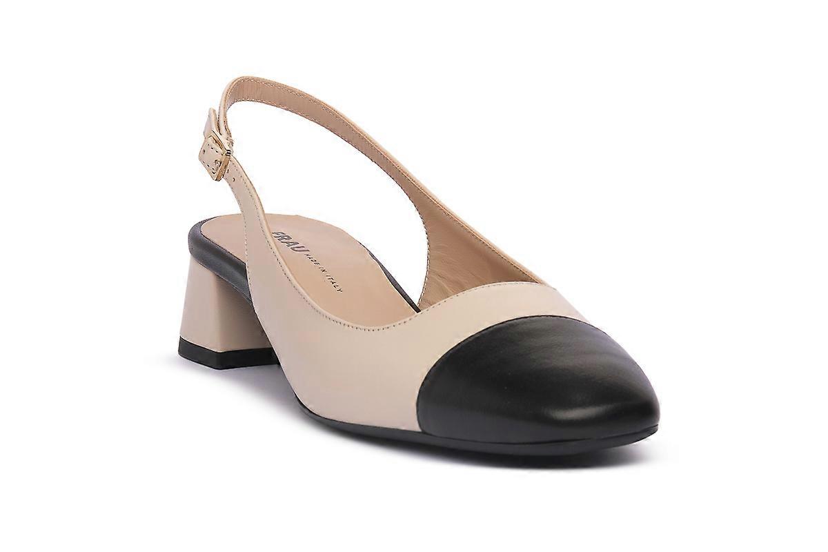 Frau schwarzes Nappaleder mit Pumps