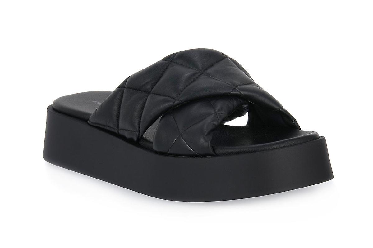 Frau mofi schwarze Sandalen