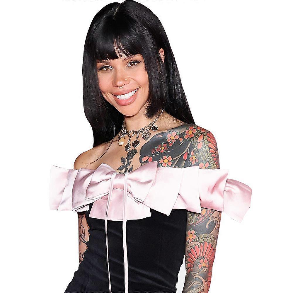 Eleanor Barnes (svart klänning) halvkropp kompis utskärning