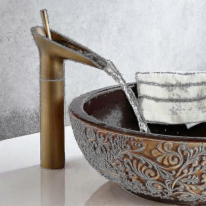 Lavabo retro in rame con rubinetto a cascata fisso, sopra il bancone (alto antico)