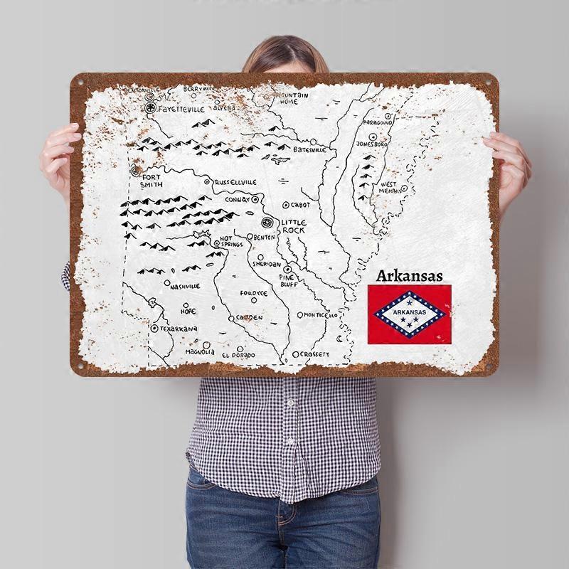 Affiche métallique illustrée à la main représentant une carte de l'Arkansas, personnalisable. Panneau en métal rétro et vintage pour la décoration d'un espace masculin, d'un garage ou d'un autre lieu.