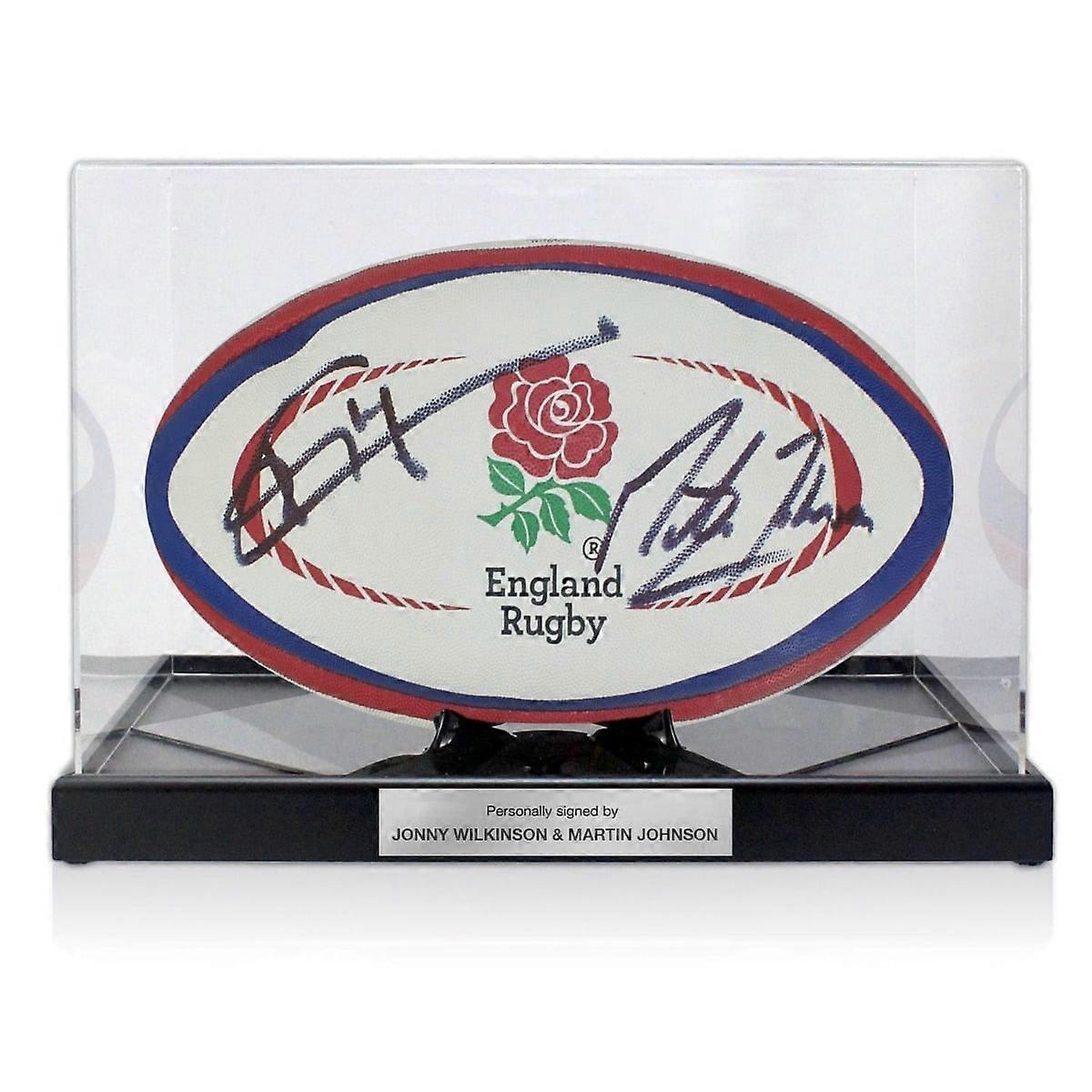 乔尼·威尔金森 (Jonny Wilkinson) 和马丁·约翰逊 (Martin Johnson) 签下了英格兰橄榄球。在带有牌匾的展示柜中