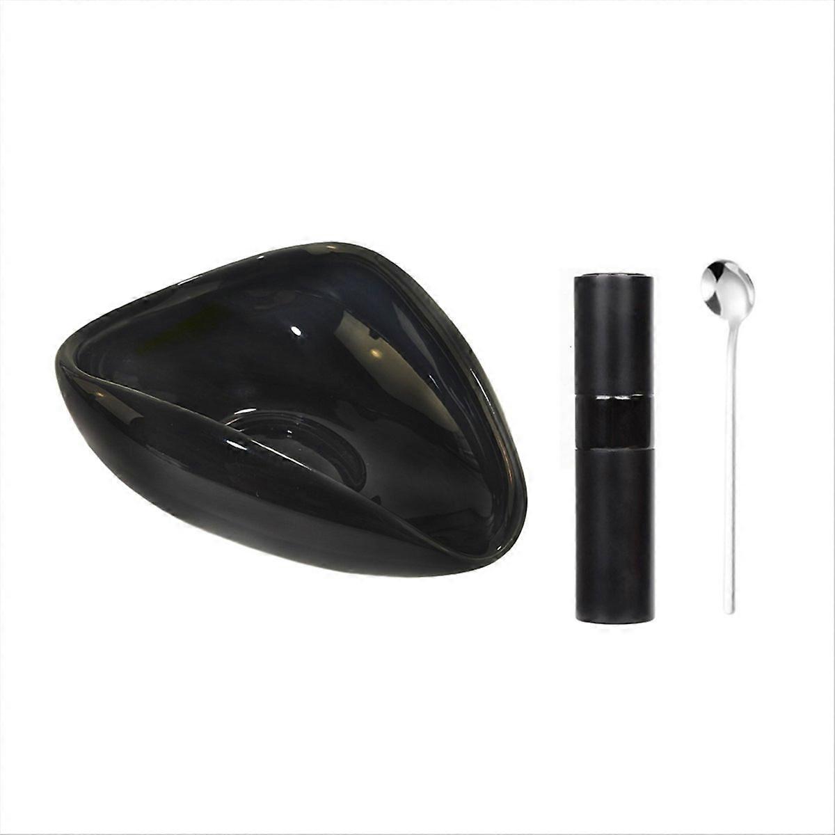 وعاء لوزن حبوب البن وملعقة صغيرة وزجاجة وصينية جرعة واحدة