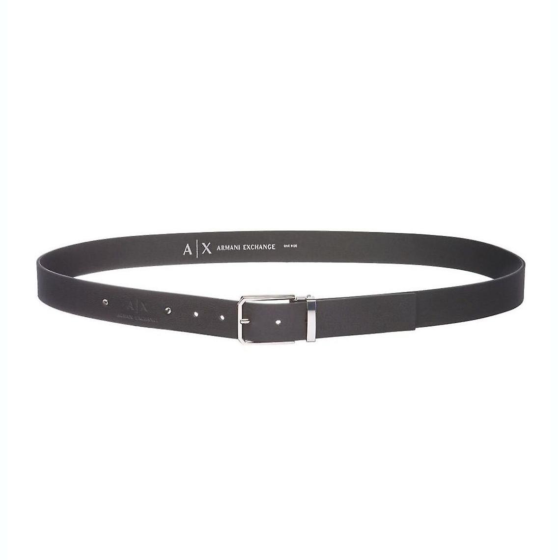 Cinto de couro preto com fivela de metal