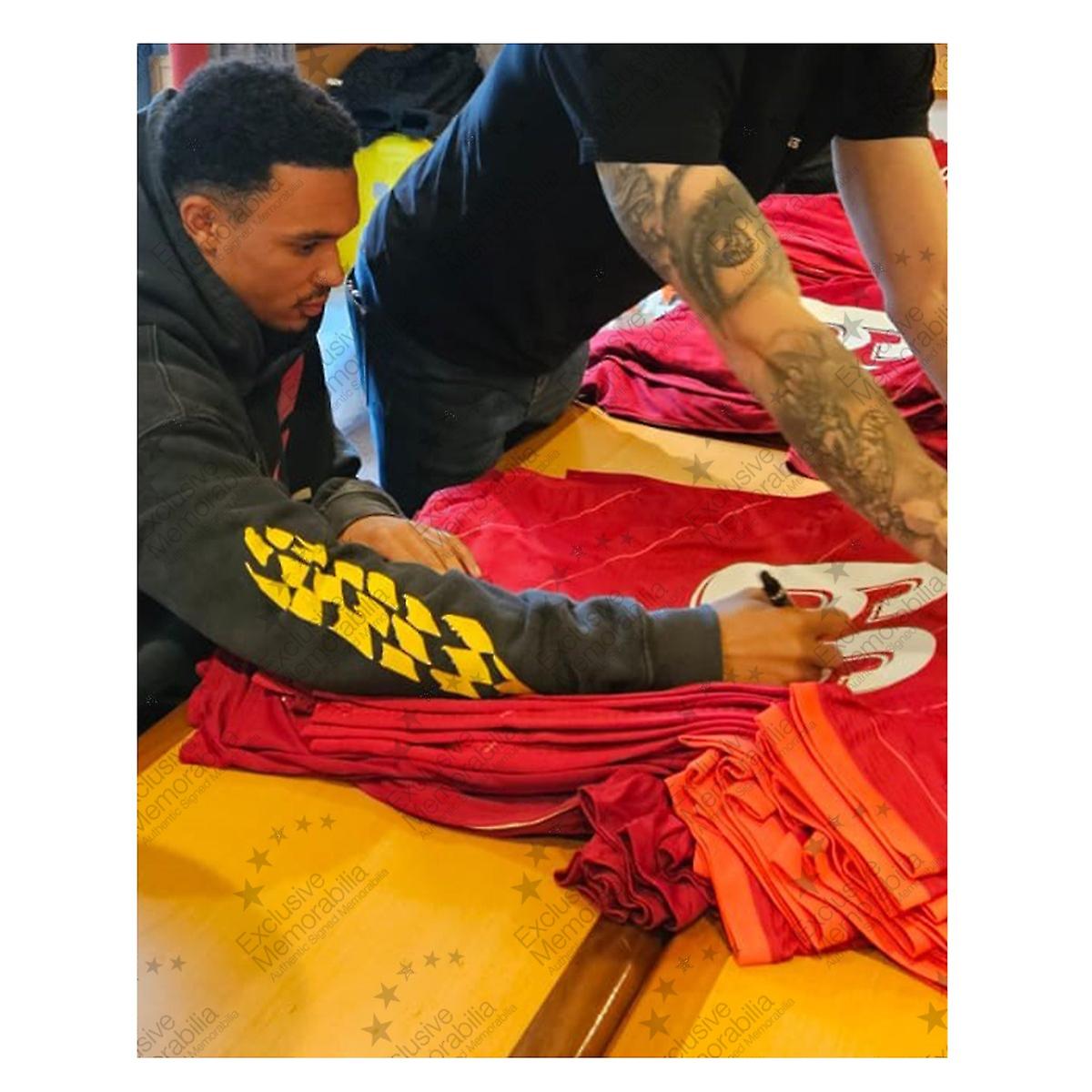 【リヴァプール】トレント・アレクサンダー＝アーノルド サイン入りユニフォーム トレント・アレクサンダー・アーノルドがリヴァプールの