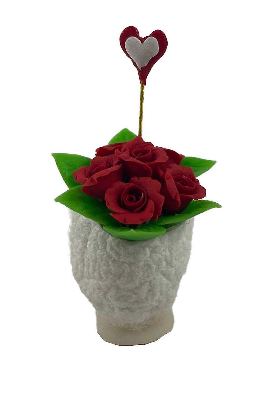 娃娃屋红玫瑰在白色花瓶与心形微型花装饰配件