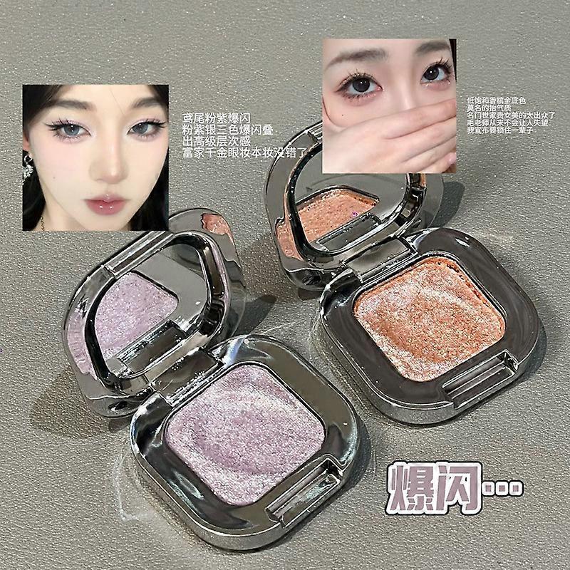 Single square diamond highlighter powder with pearlescent shimmer and eyeshadow for a luminous finish
