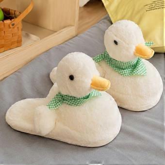 Schattige, witte eend-pluche slippers voor dames, pluizige slippers met open achterkant, met een groene geruite sjaal, warme indoorschoenen voor de winter.