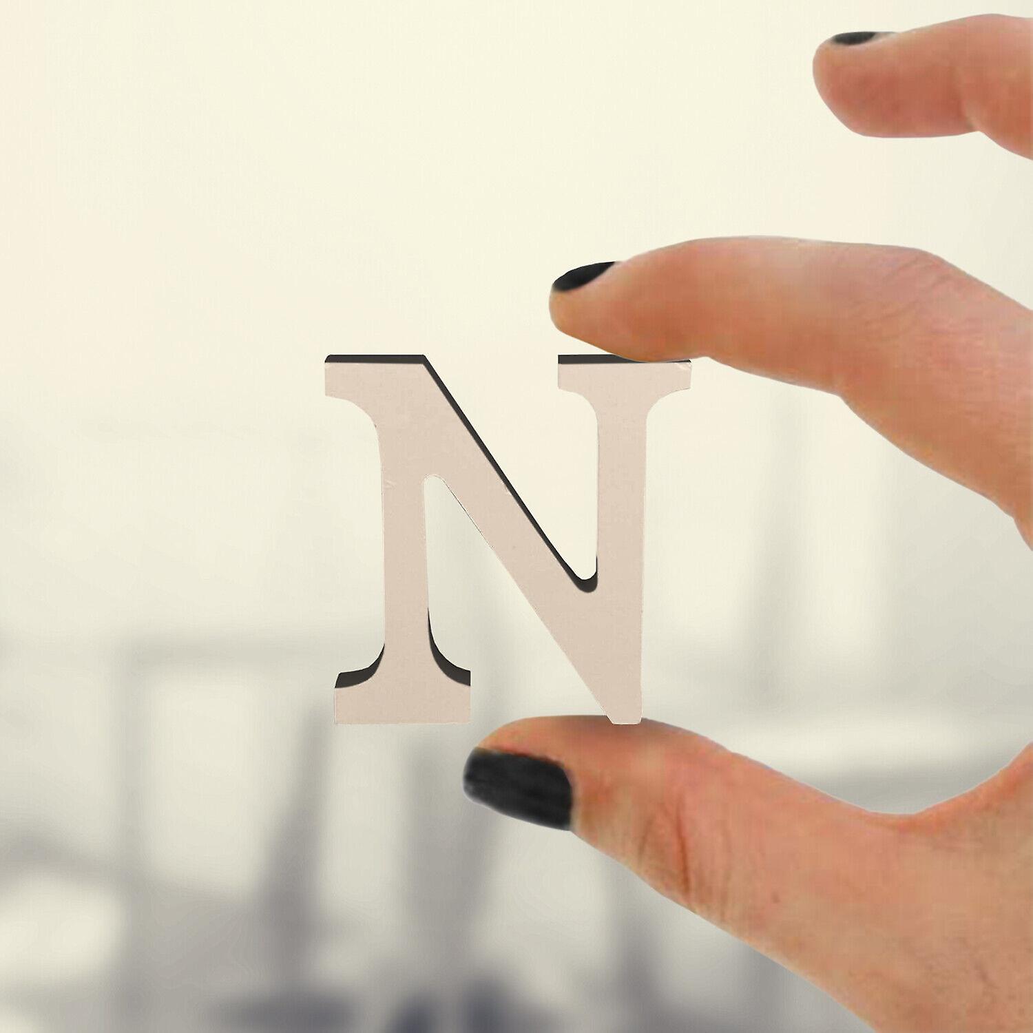 Stehende hölzerne N-Buchstaben-Alphabete