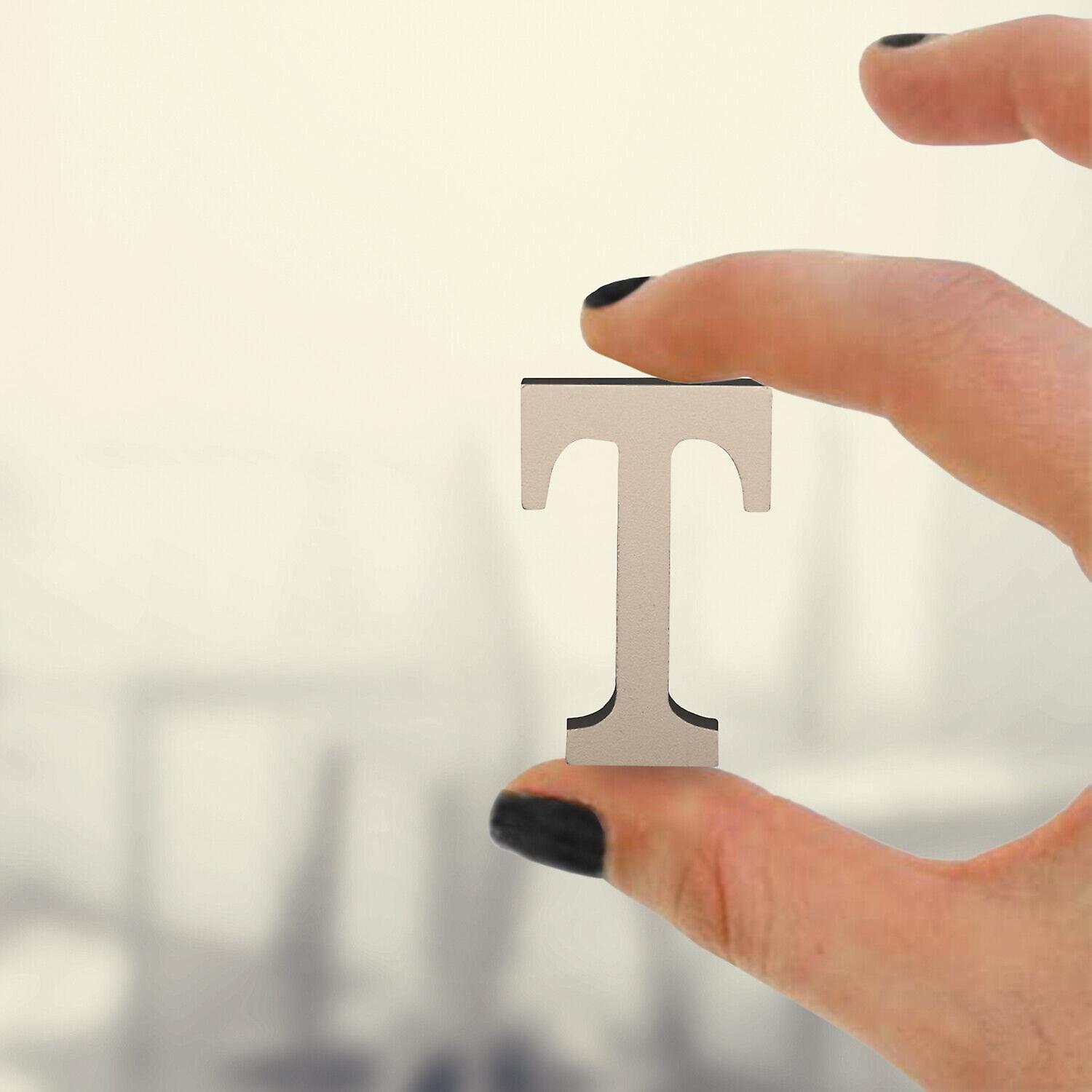 Stehende hölzerne T-Buchstaben-Alphabete