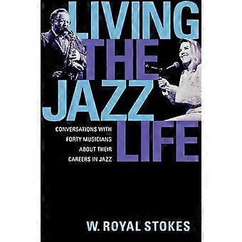 Living The Jazz Life Conversations With Forty Musicians About Their Careers In J - W. Royal Stokes - Paperback - en Book