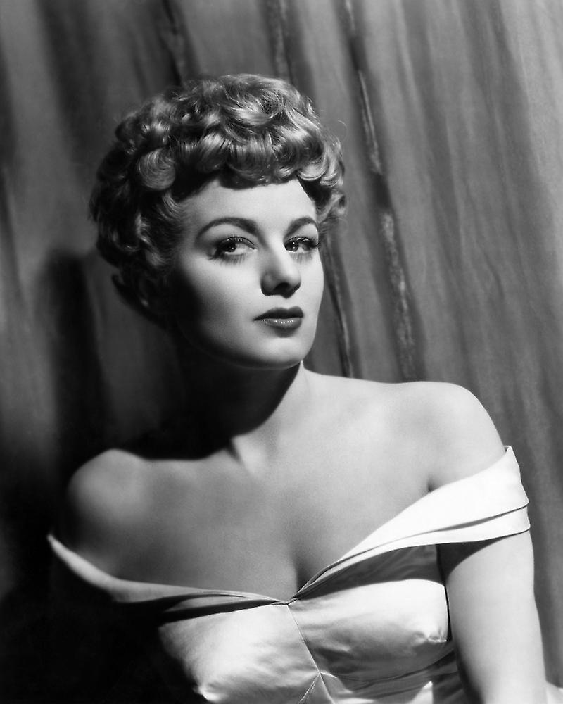 net worth of shelley winters - Ilustrasi 3