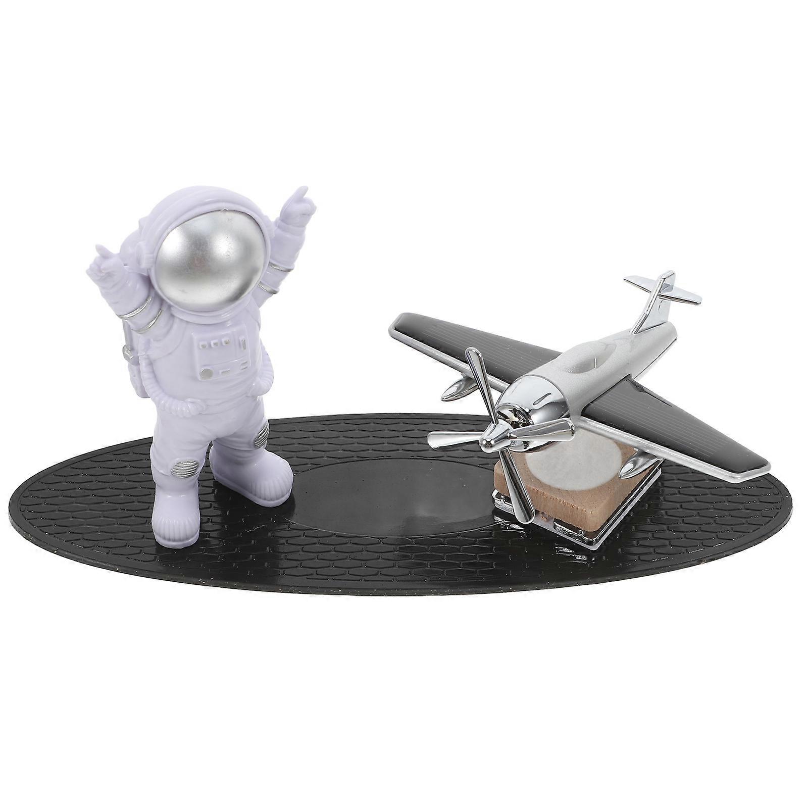 Astronaut Figure Car Dashboard Ornament Solar Energy Automatic Diffuser For Car Owners 1Set Assorted Color