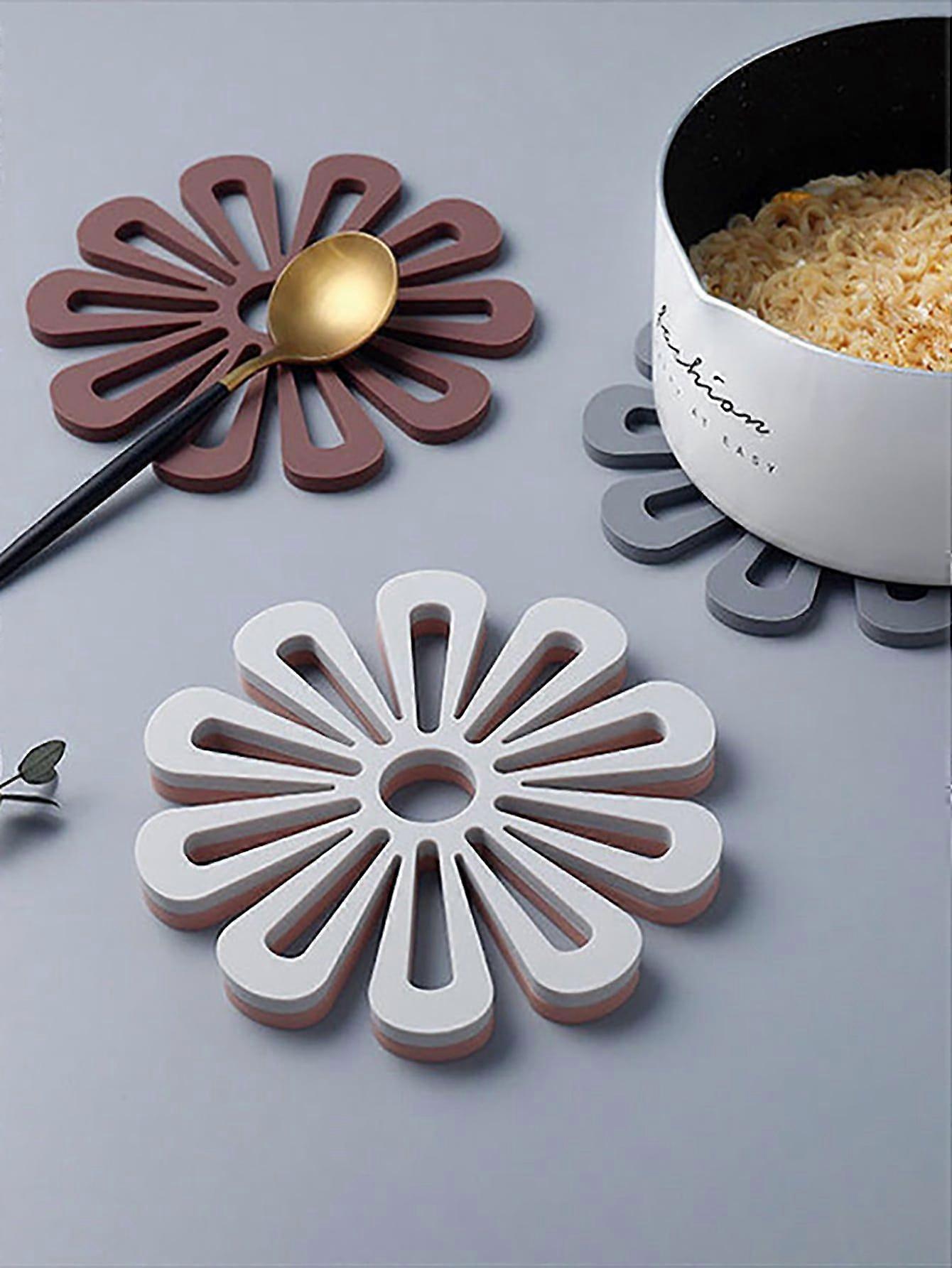 Creative Home Thickened Plum-Shaped Hollow-Out Non-Slip Heat-Resistant Coaster With Hanging Design, Resistant To High Temperature, Easy To Clean (The 