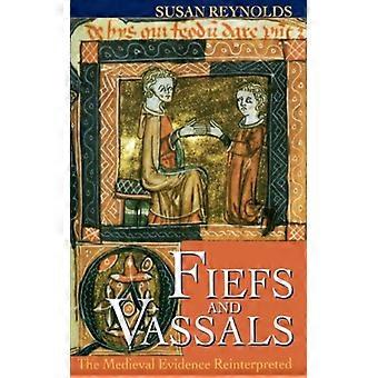 Fiefs And Vassals The Medieval Evidence Reinterpreted - Susan Reynolds - Paperback - English Book - History