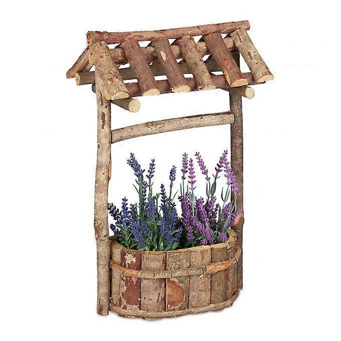Garten mit Holzbrunnen