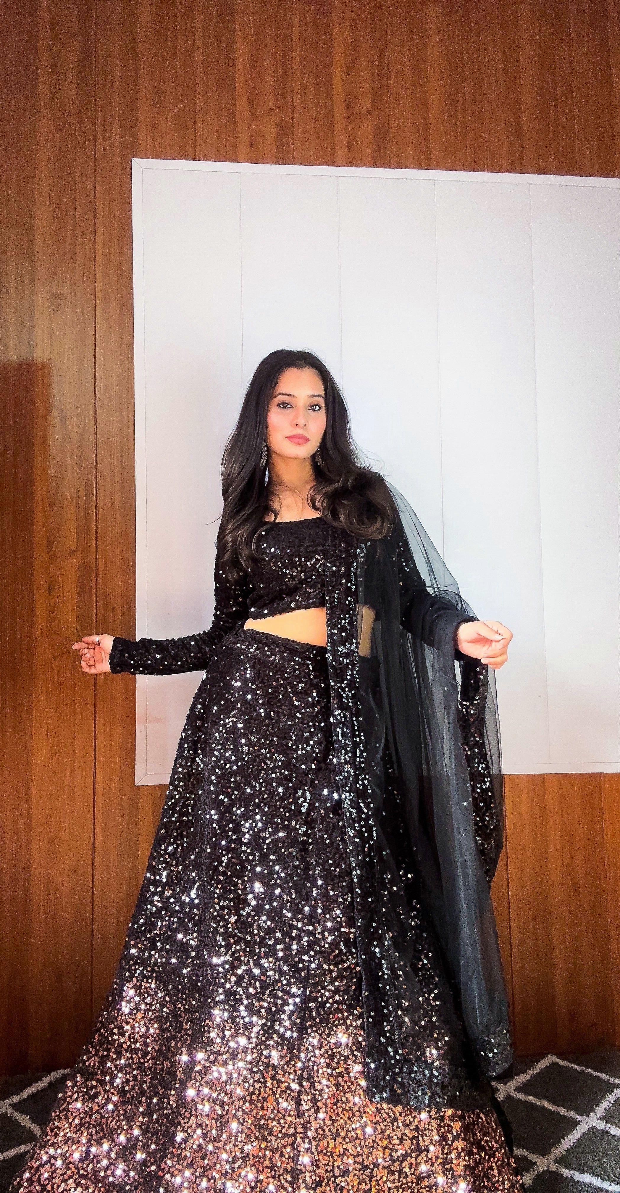 Fab Zone Woman 的美丽派对装造型 Lehenga Choli 与繁重的序列工作