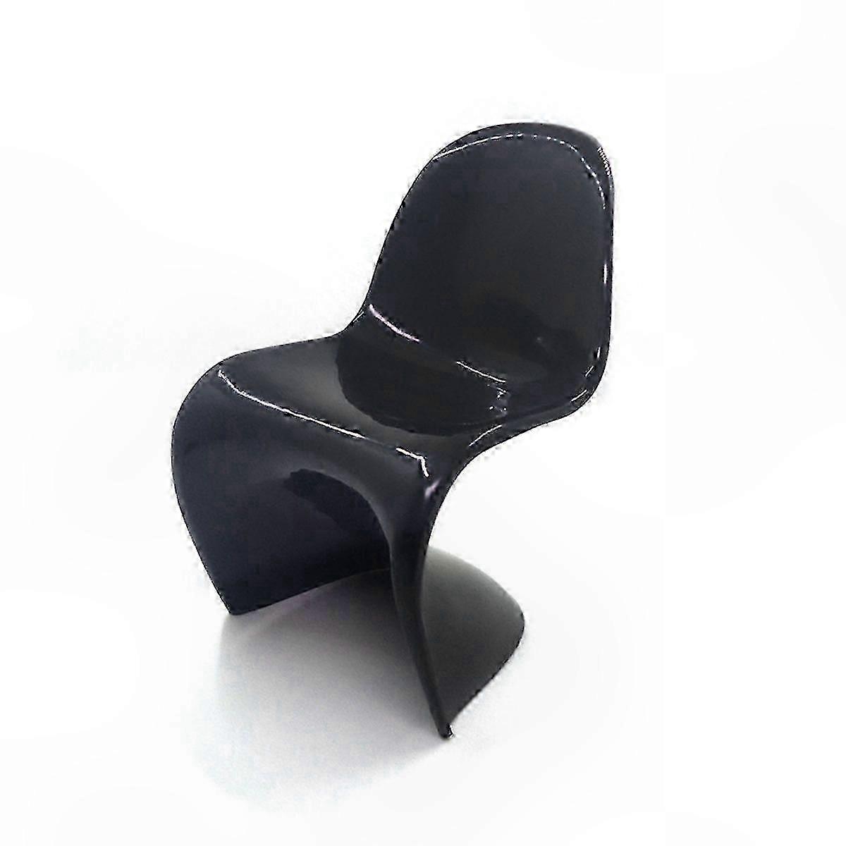 Sedie da pranzo in plastica trasparente, soluzione moderna e informale per sedersi in casa