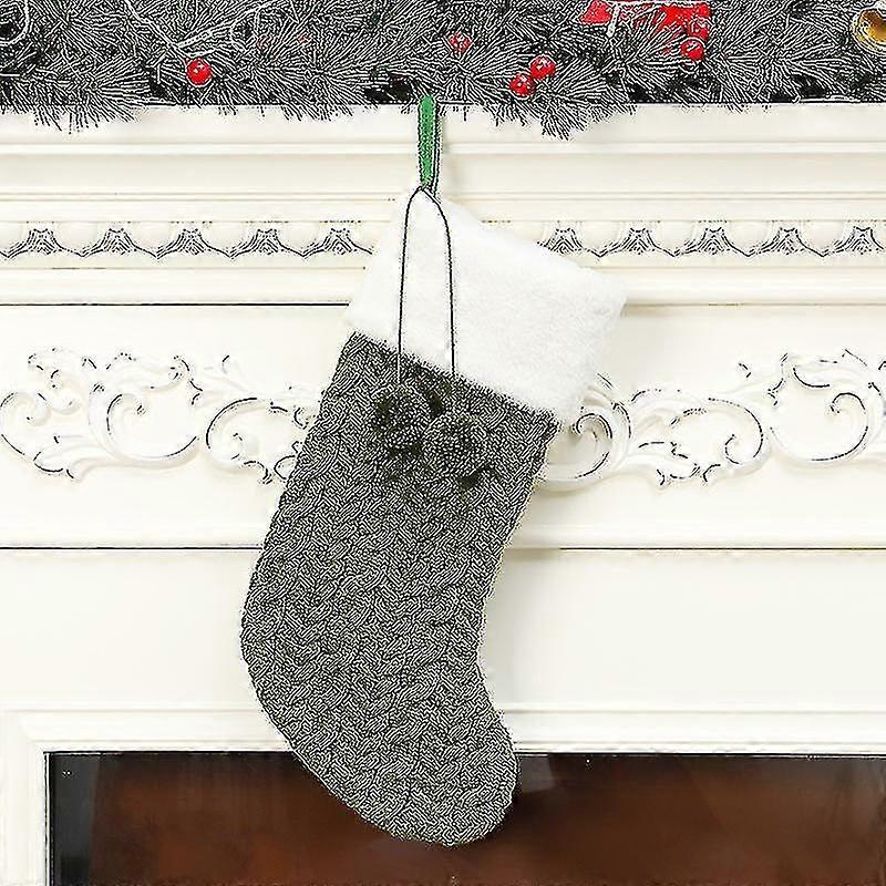 Stickad julstrumpa med julprydnader
