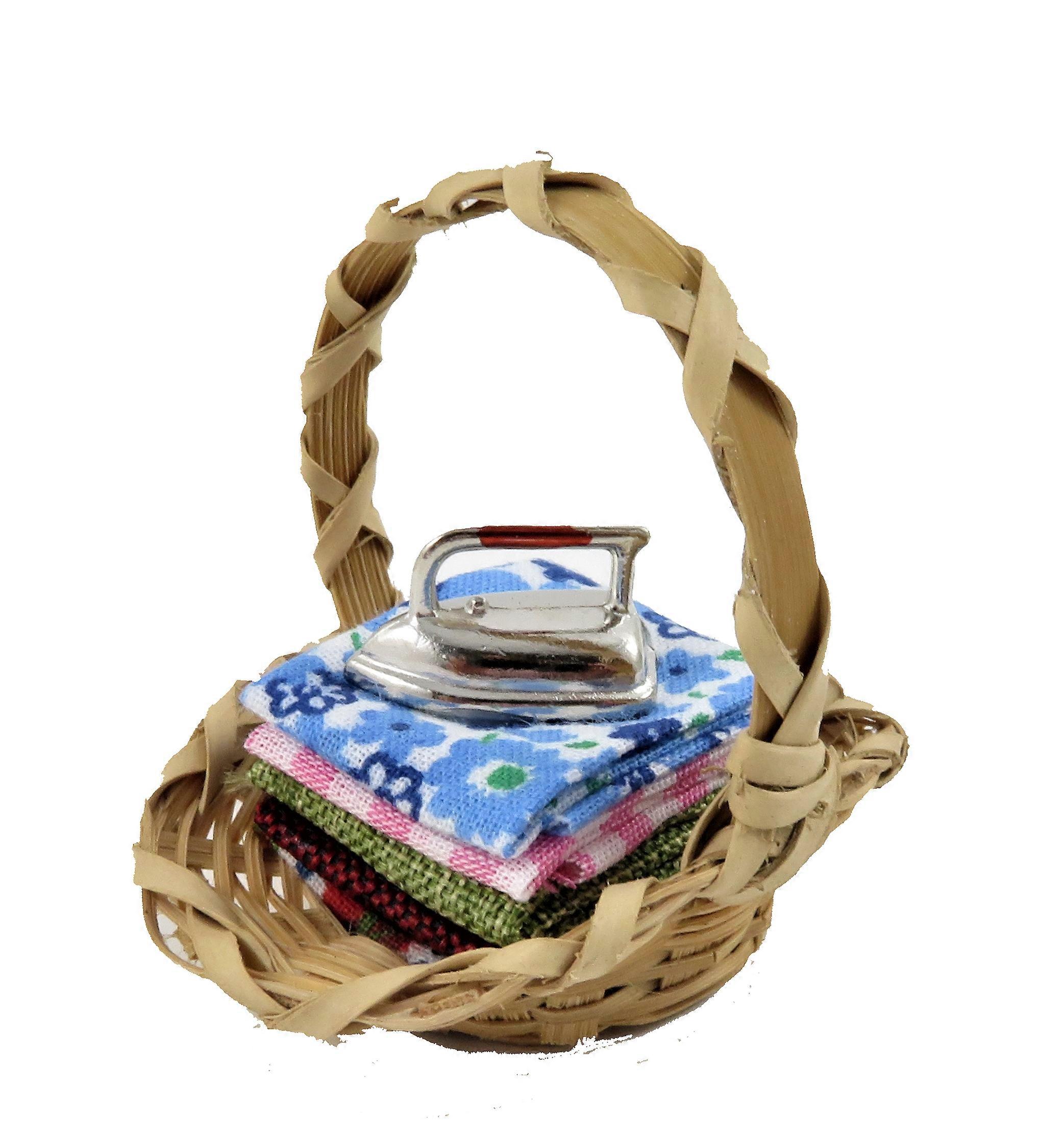 دمى البيت كومة من الكي مطوية & الحديد في سلة مطبخ الغسيل التبعي