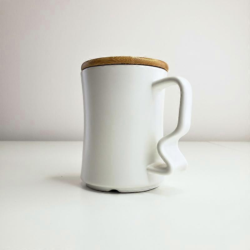 Mug ergonomique en céramique de la série EveryWhere de Moment Mug, avec anse à contrepoids et couvercle en bambou. Compatible lave-vaisselle et micro-ondes.