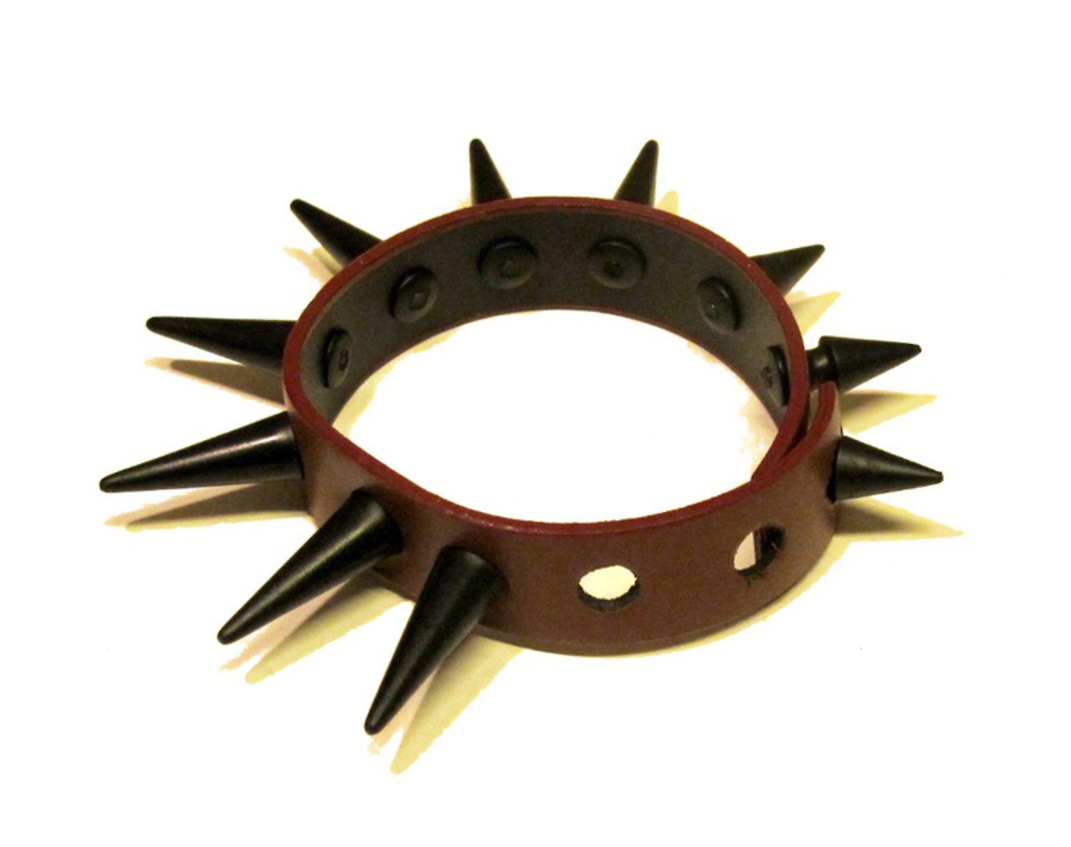 Pulsera marrón con remaches de goma negra 