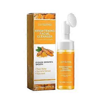Il latte detergente alla curcuma deterge il viso, idrata e idrata senza