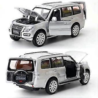 01:32 Mitsubishi Pajero Scale Alloy Die-casting Off-road Vehicle Barnas leketøy Bil Modell Lyd og lys Pull Back