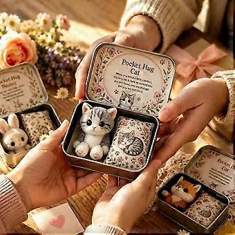 Lata de recuerdo de peluche PocketSized Hug, lindo juguete de peluche pequeño dentro de una caja de metal, regalo considerado con sentimiento para brindar aliento y consuelo.