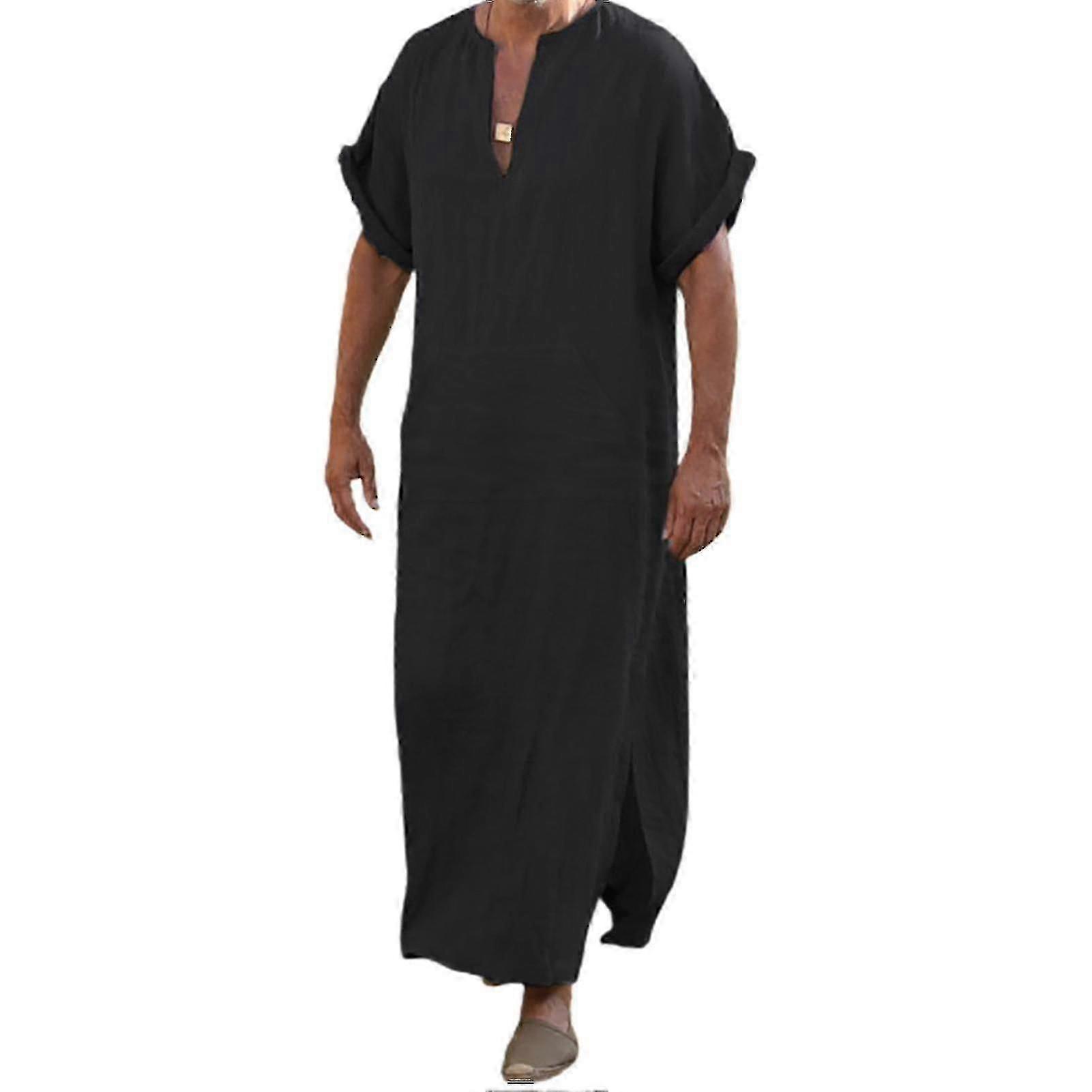 Robe masculina curta e folgada com decote em V profundo, estilo tradicional.