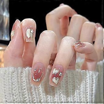Niedliche künstliche Fingernägel mit liebevollem Herzmuster – geruchlos und unbedenklich – ideal für Maniküre-Liebhaber und Beauty-Blogger.