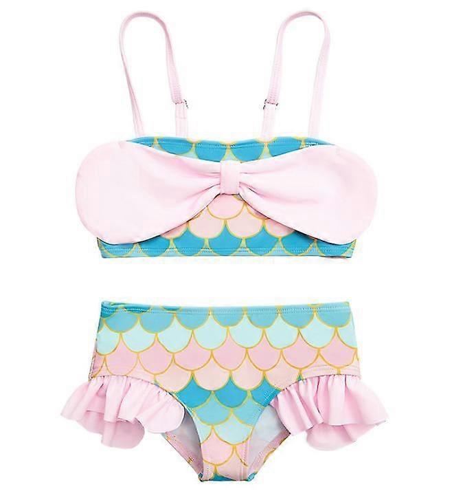 Ragazza con bikini a sirena diviso