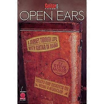Guitar One presenta Open Ears: A Journey Through Life con la chitarra in mano
