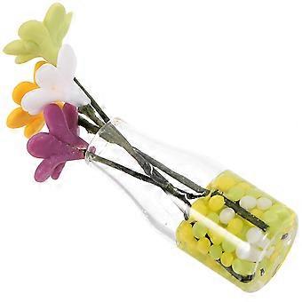 Vaso em miniatura com margaridas para decoração de casa.