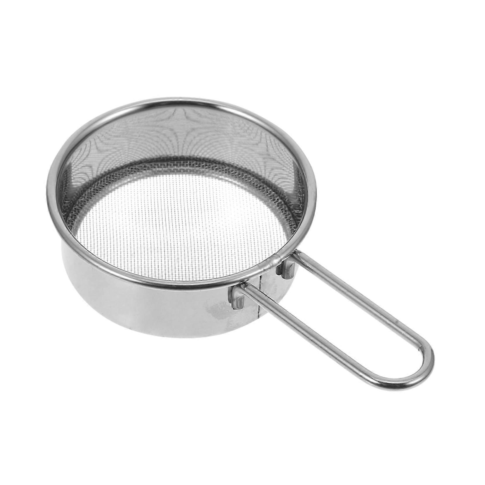 Flour sifter made of mesh, handheld flour sifter for precise and versatile use with flour, an indispensable kitchen tool for baking enthusiasts.