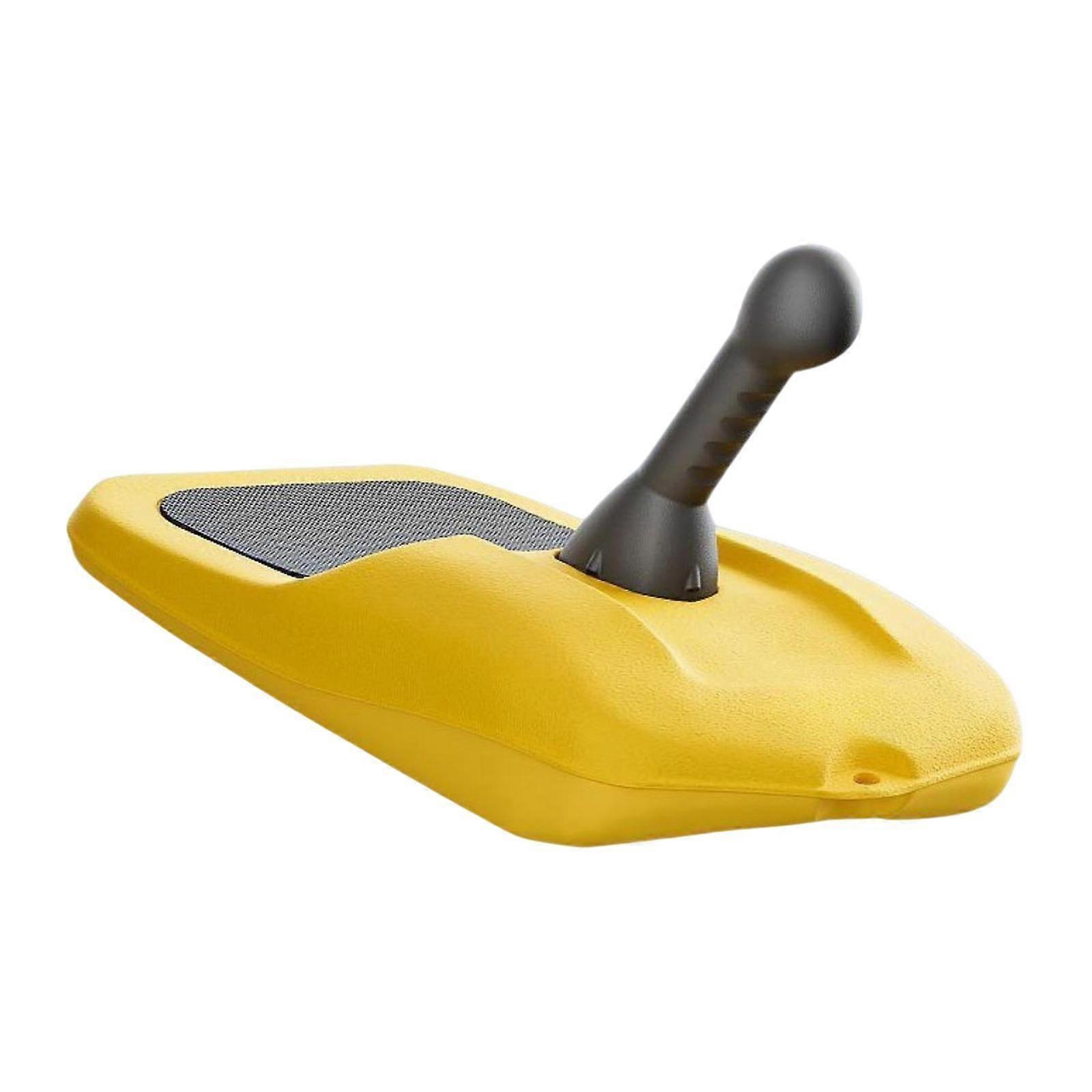 מזחלת שלג רב תכליתי אצן במורד הגבעה לספורט חוצות בחצר האחורית של הדשא