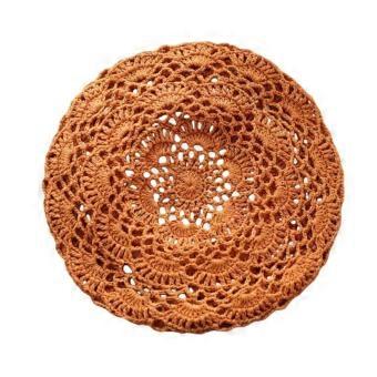 Huvudbonad med konstnärligt meshmönster, tillverkad av lättviktsmaterial i bomull och linne. Utmärkt som en modeaccessoar för vår och höst.