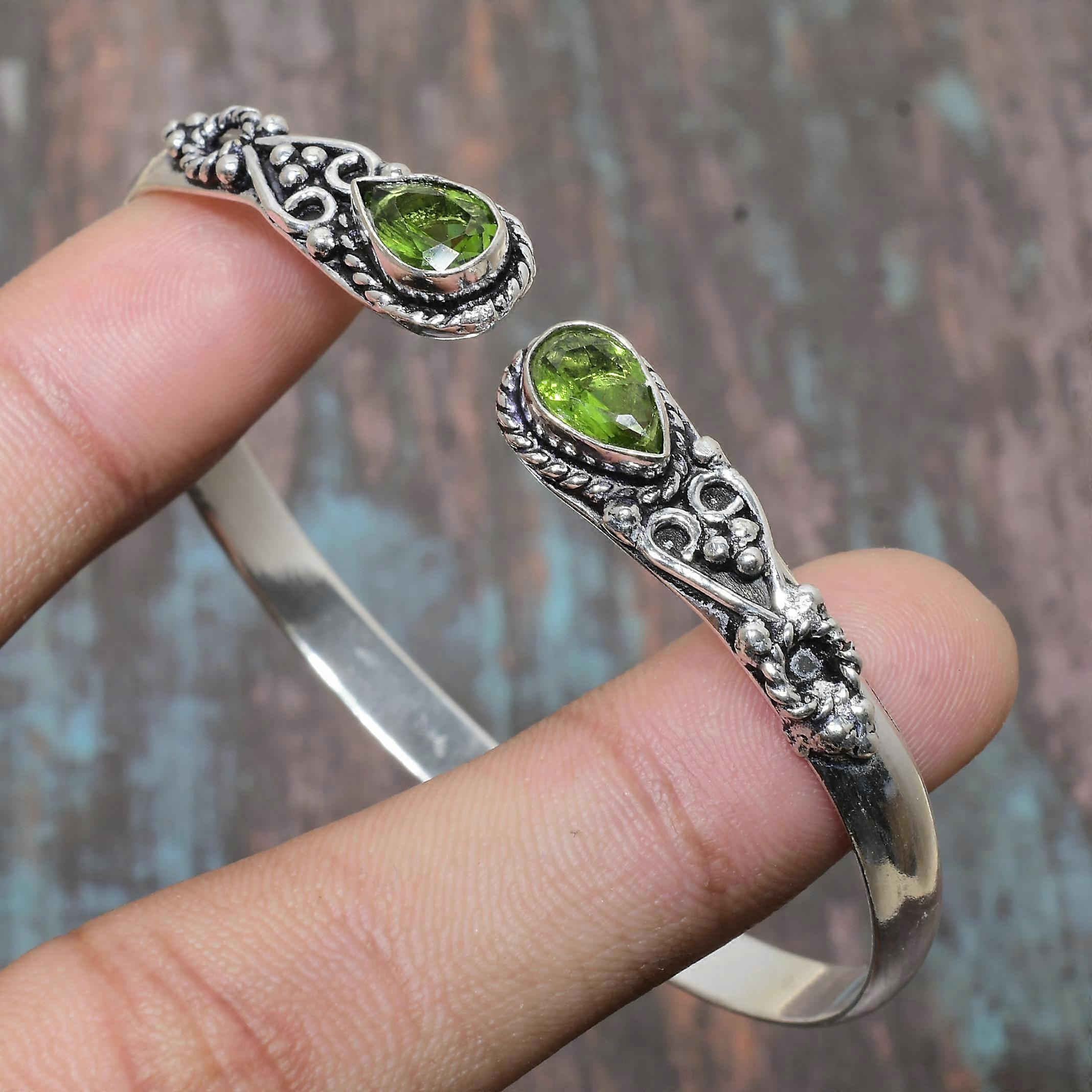 Bracelet jonc ajustable en argent massif 925 et péridot, fait main, orné d'une pierre précieuse.