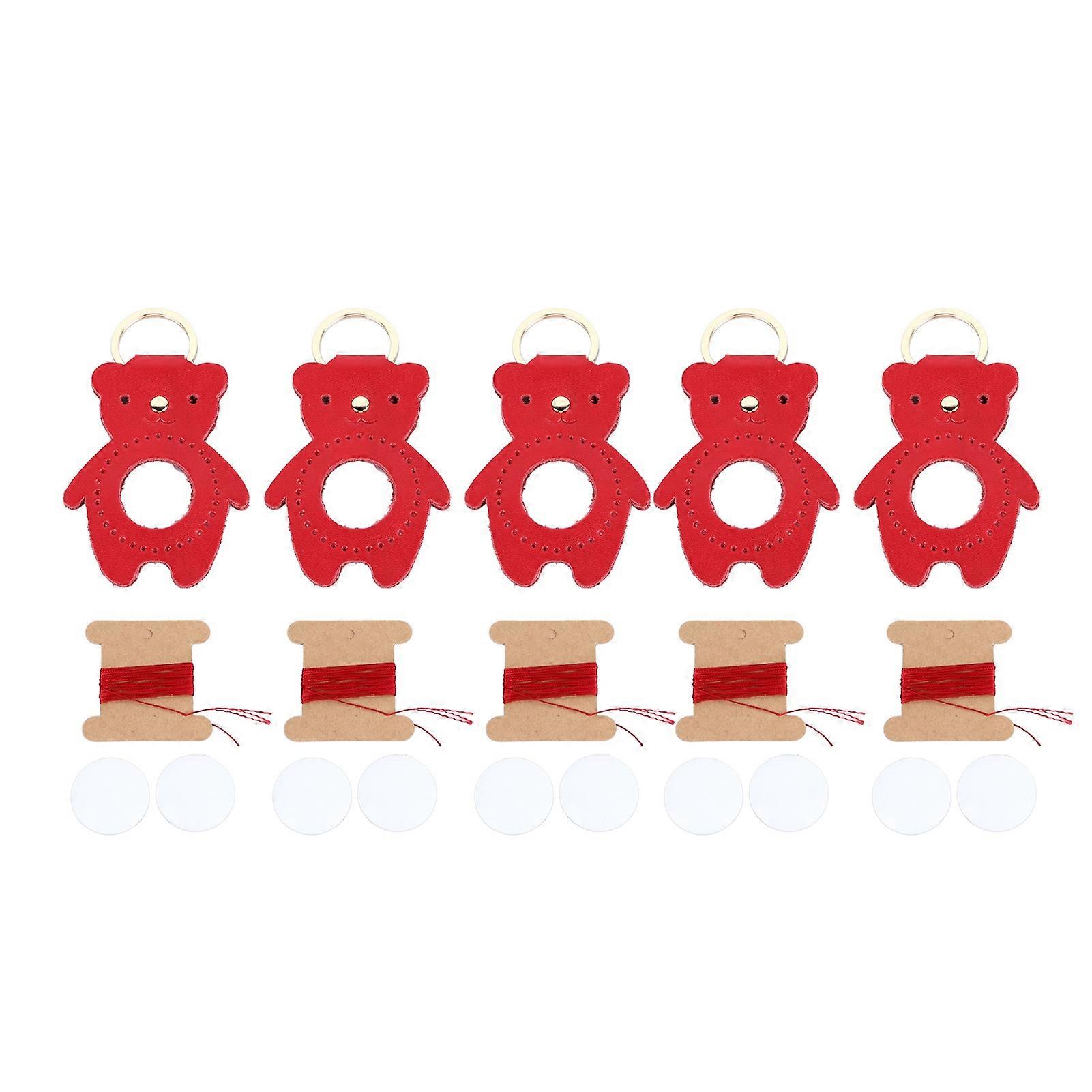 5セットDIYレザーキーホルダーかわいいクマの形の革キーホルダーキットバッグの服の装飾的なペンダント赤いクマのキーホルダー素材パック