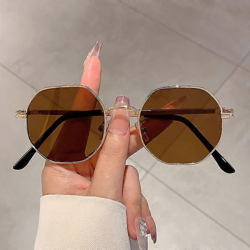 Retro-style irregular UV-protective sunglasses, simple, versatile, and slimming even without makeup.