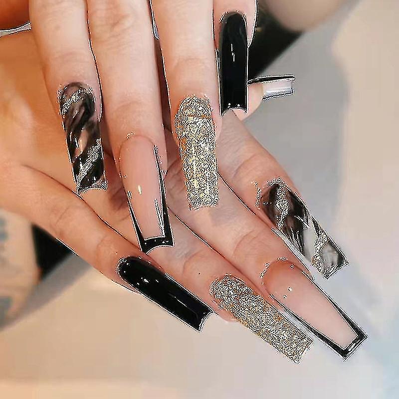 Maniküre mit Rüstung glänzend schwarz gold atmosphärische lange Nagelfleck tragen Rüstung spezielles Nagelstück