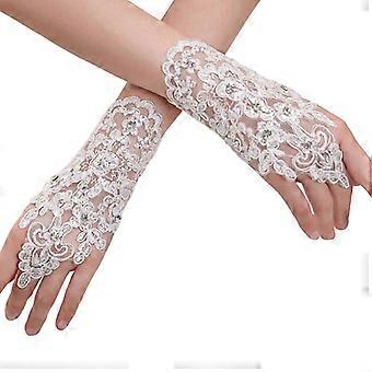 Eleganti guanti da donna in pizzo, modello corto, accessorio alla moda per matrimoni e servizi fotografici.