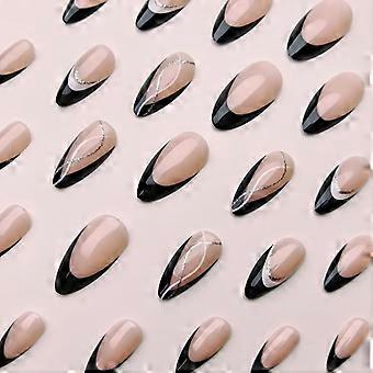 Use unhas postiças listradas em preto e branco de comprimento médio, com um toque doce e moderno, perfeitas para uma nail art ousada. Apliques para unhas com acabamento em preto e branco.