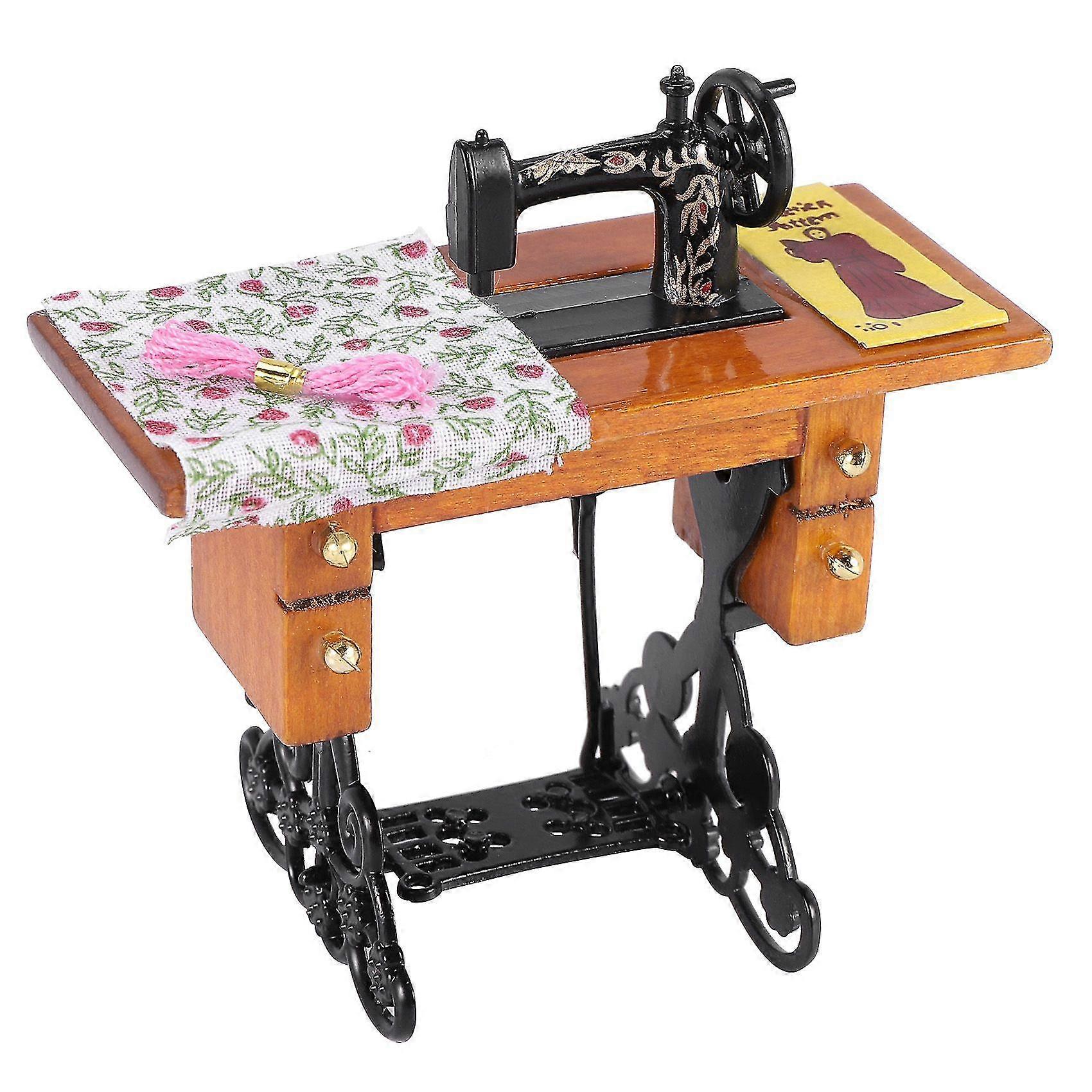 Vinta Sewing With Cloth For 1/12 Scale Rat