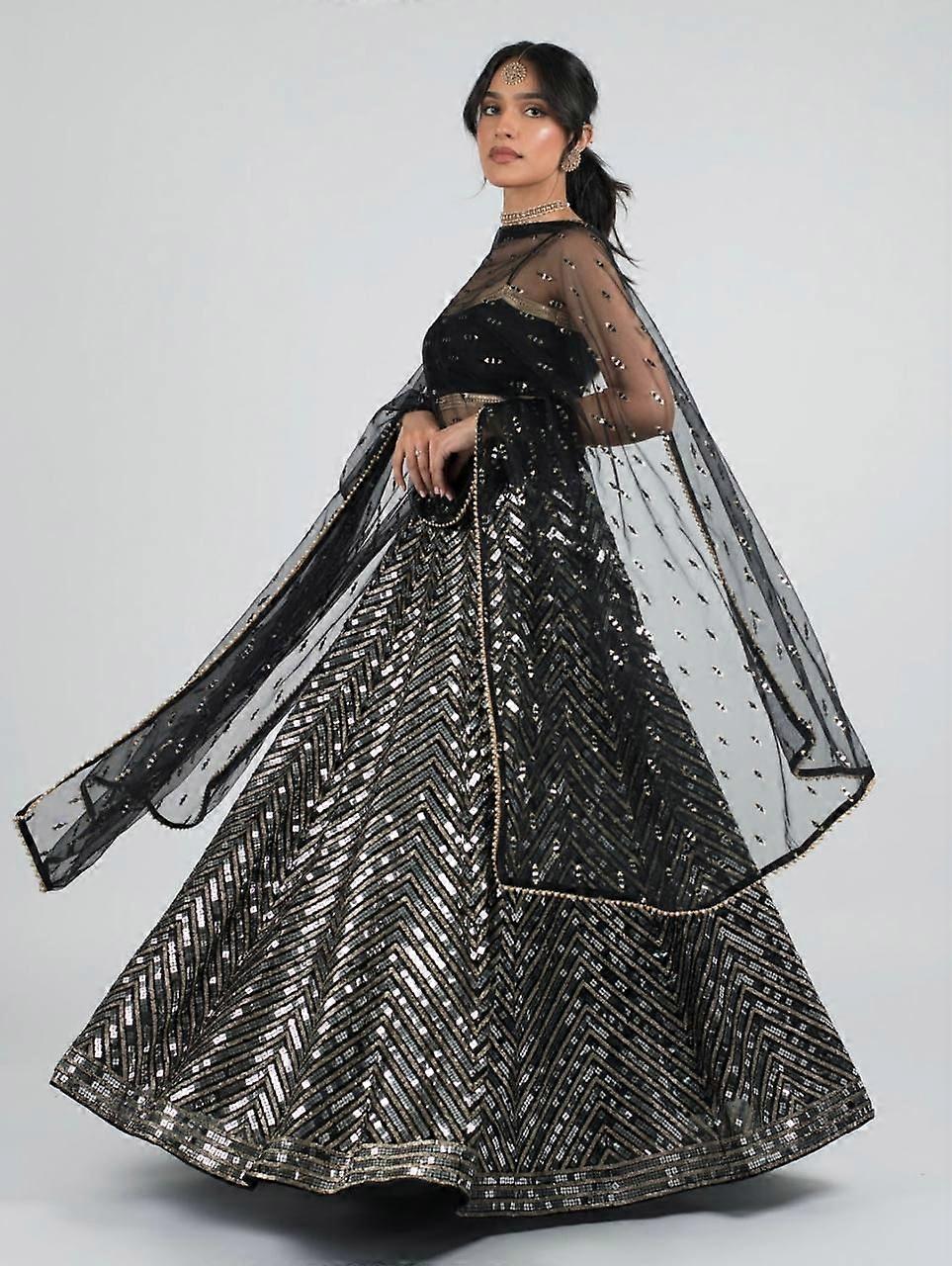 Fab Zone Woman's Sequence 和 Zari 工作派对穿着美丽的 Lehenga Choli