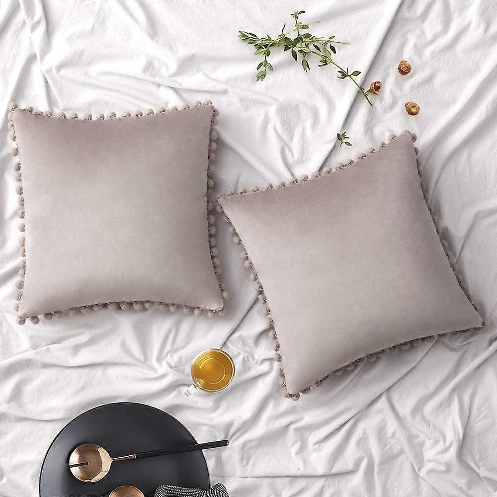 2つのベルベットのクッションカバー付きパックポンポン装飾的な枕カバーソファソファ寝室の車のためのポンスクエア付き固体柔らかい枕カバー45X45cm