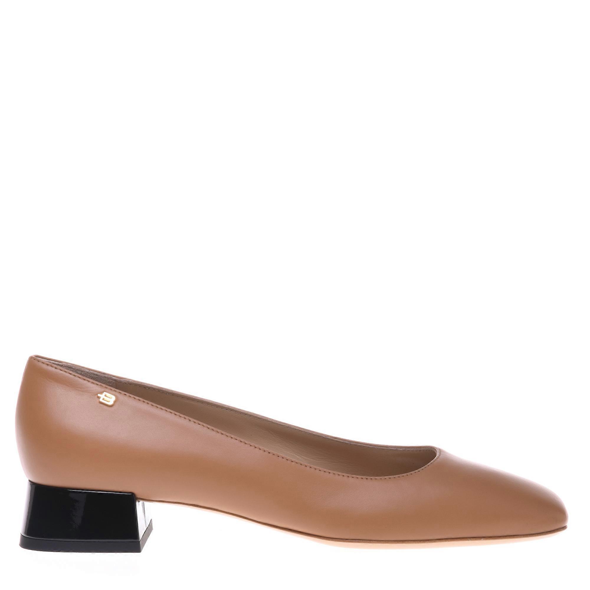 Baldinini - buty sądowe z brązowej skóry i czarnej lakierowanej skóry