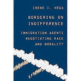 Grenzend aan onverschilligheid: immigratieagenten die onderhandelen over ras en moraliteit